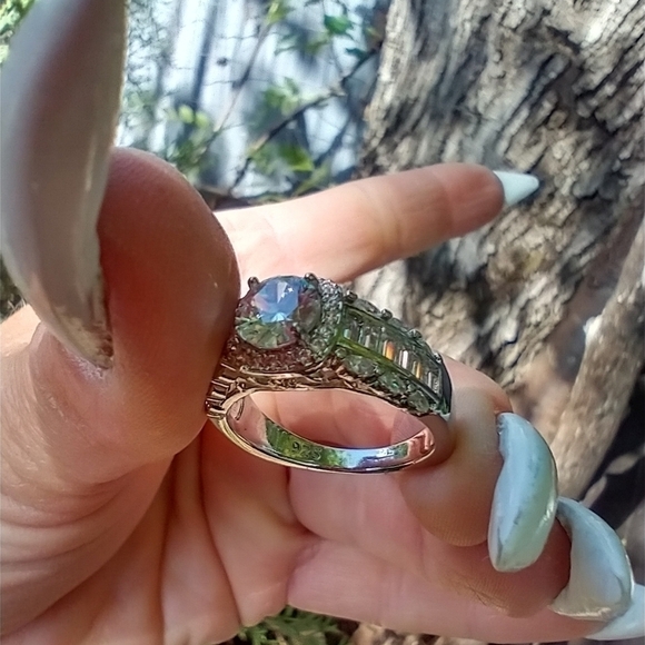 Video in listing. Women's marked 925 white stone ring. - Picture 4 of 11